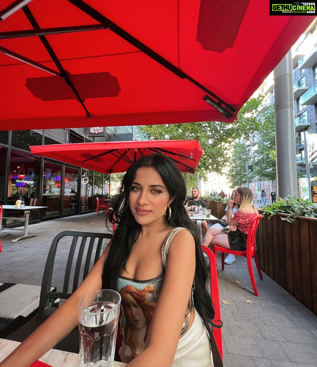 Sara Gurpal Instagram - #SaraKehndi Cute caption’ London, United Kingdom