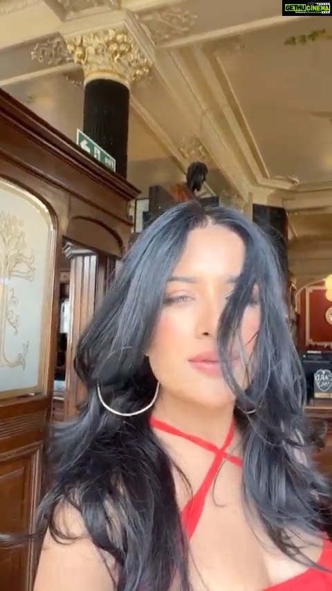 Sara Gurpal Instagram - This song πΆβπ«οΈ