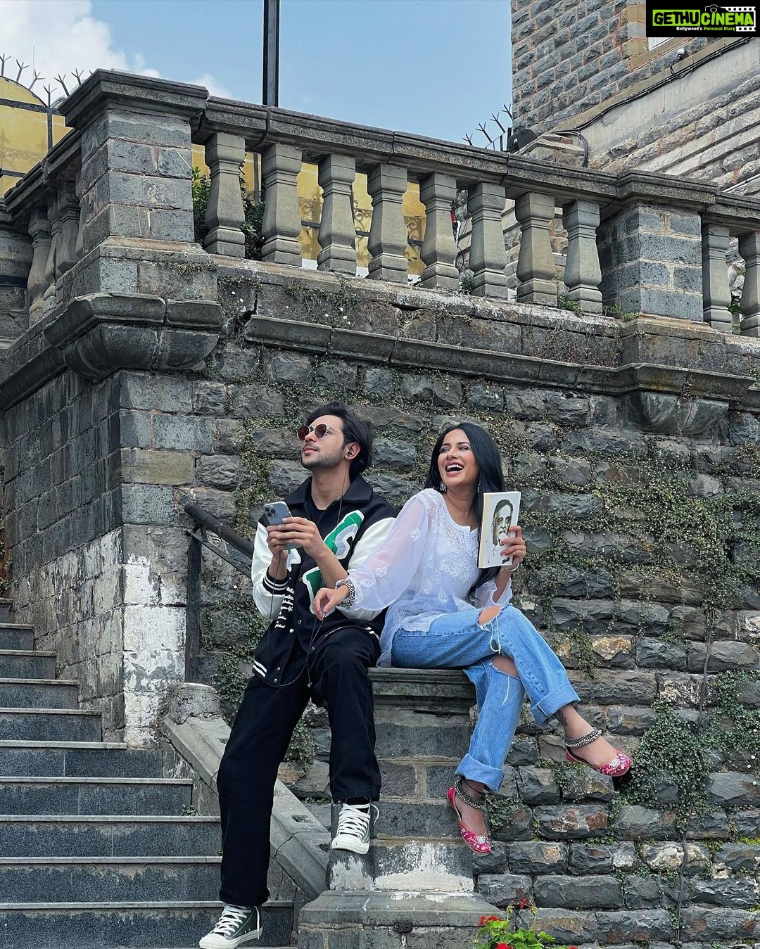 Sara Gurpal Instagram - Oh Ghalib nu enna ku jyada pasand kar dia, ehi ta gall saddey dova ch kandh kar diaππβ€οΈβπ₯ #Shayar releasing tomorrow 6pmβ€οΈβπ₯ Nervous & excited π€π€²π» @saragurpals @onestepmusic_