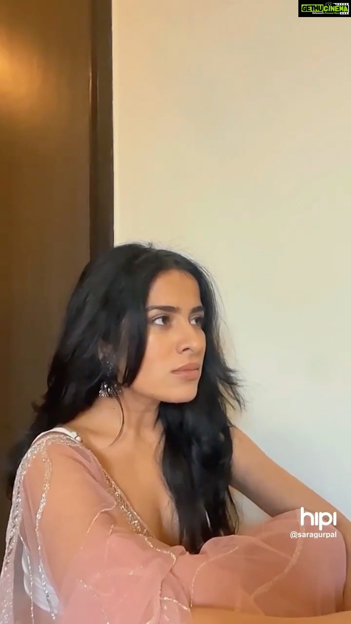 Sara Gurpal Instagram - Follow me on @hipiofficialapp ♥️
