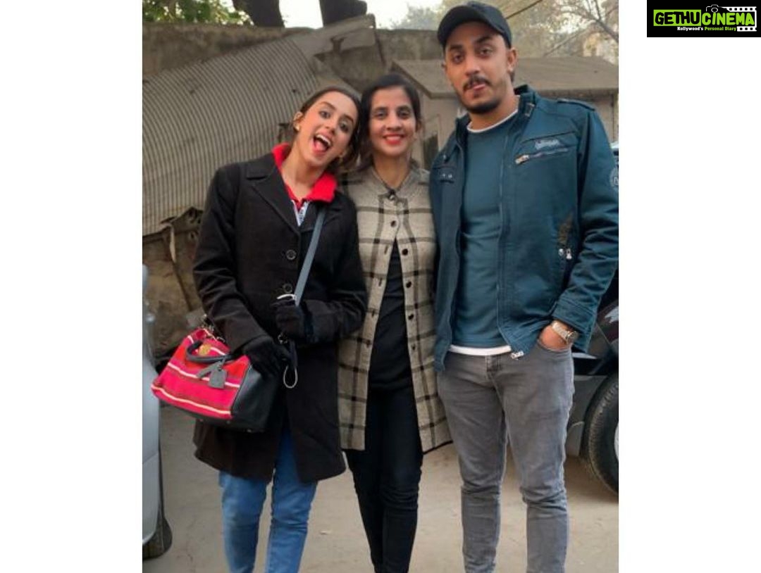 Sargun Kaur Luthra Instagram - Staying in touch with your loved ones should be your number one priority and it's time to make some plans with them! Do watch the film #Goodbye with your family because I’m definitely watching it with mine ☺️ PS - Ticket prices are just Rs 150 on Friday! I nominate @harman_luthra @mk_luthra.pvtt and @harsheen_25.10 @karankaushalsharma to upload your family photos. #FamilyHaiTohSabKuchHai #GoodbyeOnOct7 @amitabhbachchan @rashmika_mandanna @neena_gupta @ektarkapoor @balajimotionpictures #GoodCo