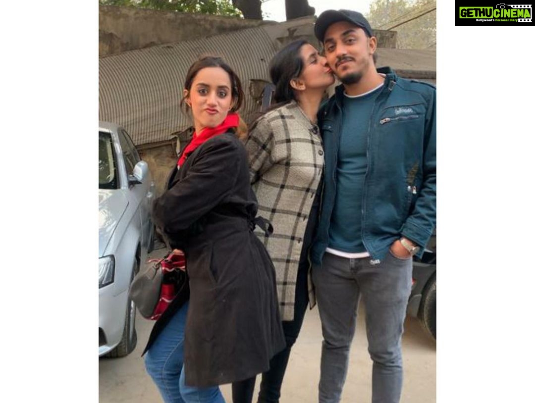 Sargun Kaur Luthra Instagram - Staying in touch with your loved ones should be your number one priority and it's time to make some plans with them! Do watch the film #Goodbye with your family because I’m definitely watching it with mine ☺️ PS - Ticket prices are just Rs 150 on Friday! I nominate @harman_luthra @mk_luthra.pvtt and @harsheen_25.10 @karankaushalsharma to upload your family photos. #FamilyHaiTohSabKuchHai #GoodbyeOnOct7 @amitabhbachchan @rashmika_mandanna @neena_gupta @ektarkapoor @balajimotionpictures #GoodCo