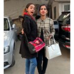 Sargun Kaur Luthra Instagram - Staying in touch with your loved ones should be your number one priority and it's time to make some plans with them! Do watch the film #Goodbye with your family because I’m definitely watching it with mine ☺️ PS - Ticket prices are just Rs 150 on Friday! I nominate @harman_luthra @mk_luthra.pvtt and @harsheen_25.10 @karankaushalsharma to upload your family photos. #FamilyHaiTohSabKuchHai #GoodbyeOnOct7 @amitabhbachchan @rashmika_mandanna @neena_gupta @ektarkapoor @balajimotionpictures #GoodCo
