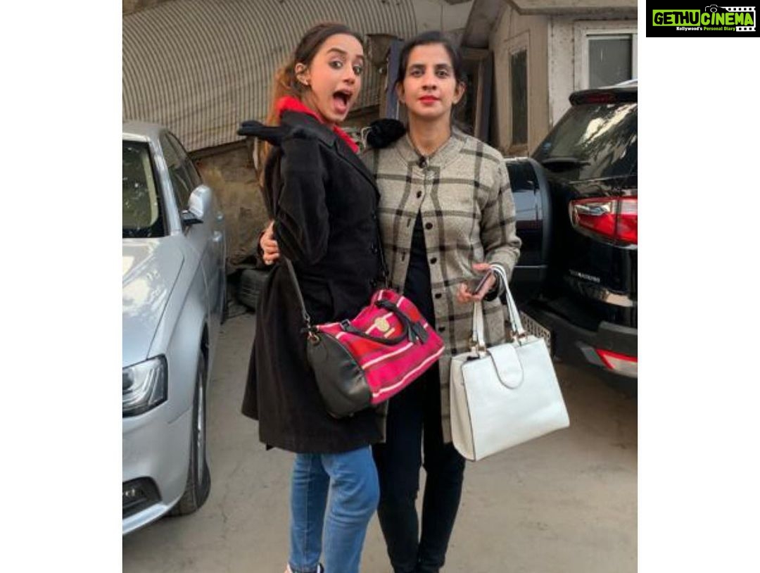 Sargun Kaur Luthra Instagram - Staying in touch with your loved ones should be your number one priority and it's time to make some plans with them! Do watch the film #Goodbye with your family because I’m definitely watching it with mine ☺️ PS - Ticket prices are just Rs 150 on Friday! I nominate @harman_luthra @mk_luthra.pvtt and @harsheen_25.10 @karankaushalsharma to upload your family photos. #FamilyHaiTohSabKuchHai #GoodbyeOnOct7 @amitabhbachchan @rashmika_mandanna @neena_gupta @ektarkapoor @balajimotionpictures #GoodCo