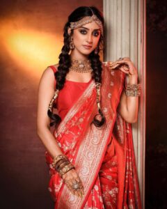 Sargun Kaur Luthra Instagram - NAVRATRI:-
DAY 2 featuring @sargun_kaur.luthra as the Modern Indian Goddess where she represents the color RED♥️
.

Shoot Concept & Designed By:- @nehaadhvikmahajan @bridalsbynam 
.
💄MUA , Hair & Styling :- 
@nehaadhvikmahajan 
.
🥻Saree :- @kankatala_ 
.
💍Jewelery :- @pooja_diamond 
.
Makeup :- @maybelline 
.
Managed By :- @allboutcommunication 
.
🎥:- @abhay_r_kirti 

#sargunkaurluthra 
#makeup #ootd #nehaadhvikmahajan #makeupbyme💄 #nammakeovers #bride #to #be #bridal #look #bridalmakeupartist #destinationweddingmakeupartist #weddingmakeup #hair #hairstyling #nammakeovers #bollywood #television #makeupartist #mumbai #traveller #all #over #the #globe