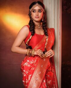 Sargun Kaur Luthra Instagram - NAVRATRI:-
DAY 2 featuring @sargun_kaur.luthra as the Modern Indian Goddess where she represents the color RED♥️
.

Shoot Concept & Designed By:- @nehaadhvikmahajan @bridalsbynam 
.
💄MUA , Hair & Styling :- 
@nehaadhvikmahajan 
.
🥻Saree :- @kankatala_ 
.
💍Jewelery :- @pooja_diamond 
.
Makeup :- @maybelline 
.
Managed By :- @allboutcommunication 
.
🎥:- @abhay_r_kirti 

#sargunkaurluthra 
#makeup #ootd #nehaadhvikmahajan #makeupbyme💄 #nammakeovers #bride #to #be #bridal #look #bridalmakeupartist #destinationweddingmakeupartist #weddingmakeup #hair #hairstyling #nammakeovers #bollywood #television #makeupartist #mumbai #traveller #all #over #the #globe