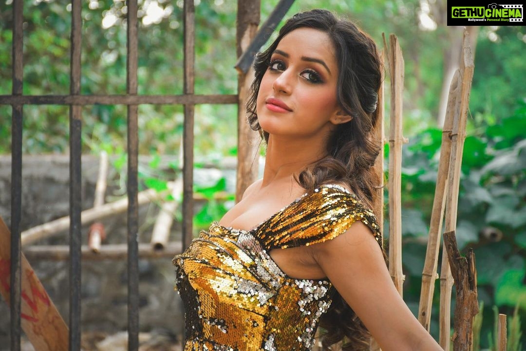 Sargun Kaur Luthra Instagram - Discover the magic of methi a.k.a Fenugreek, to solve all your hair problems! The ‘Made in India’ brand Manestream has combined this wonder ingredient in all its ayurvedic formulations to give you strong & healthy hair. Shop now at www.manestream.in #magicalmethi #ayurvedaandhair #traditionmeetstrend #hairtreatment