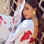 Sargun Kaur Luthra Instagram - Filmy feels 😍 Song courtesy @mallika453 Mumbai, Maharashtra
