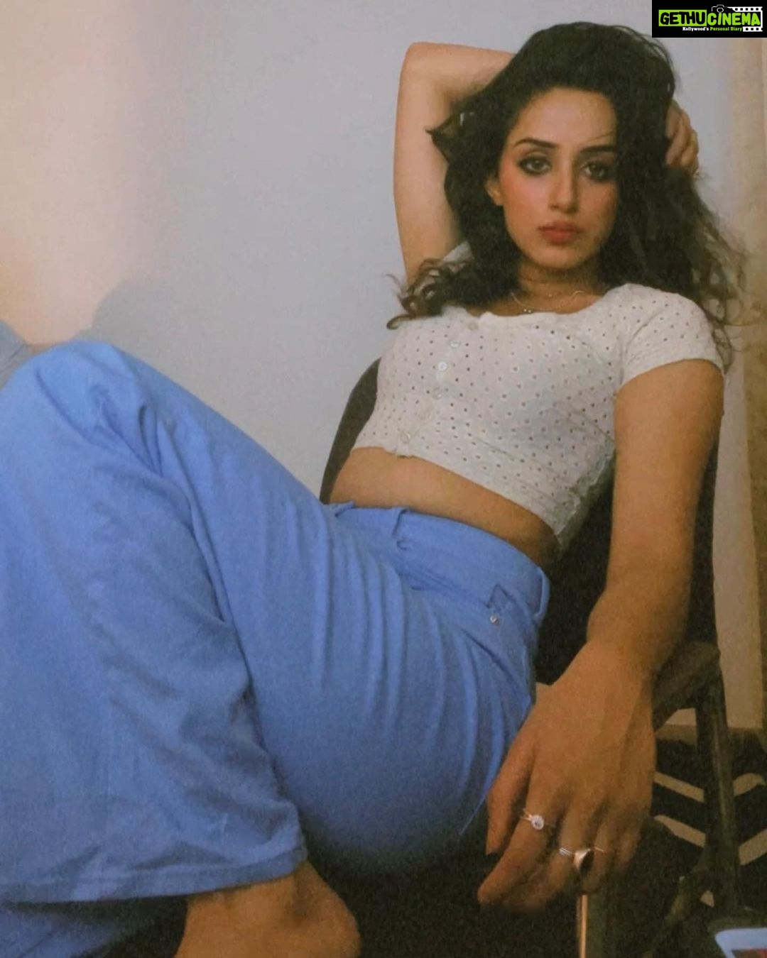 Sargun Kaur Luthra Instagram - The loco that you make me It is just un poco crazy 👽👽💃 #favsong ##loco Mumbai, Maharashtra