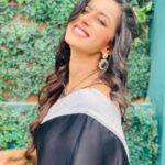 Sargun Kaur Luthra Instagram - Lafz dhoondte huye thak gye jisse dil ka haal bayan kar sakein Yakeen huya ki jo kehna hai uske liye na lafz bache hai aur na hi himmat Pata nahi aisa kya hai usme ki uske jhut me bhi haan milate chale gaye shikayatein bohot thi par kar na sakein #skl Mumbai, Maharashtra