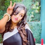 Sargun Kaur Luthra Instagram - In love with the shape of you 🐷🧚🏻‍♀️ #candid #skl #preesha #sargunkaurluthra