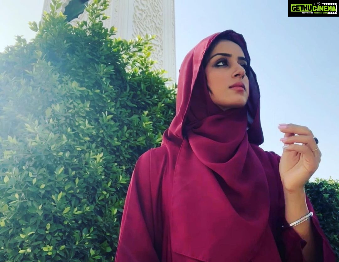 Sargun Kaur Luthra Instagram - Meet me in the middle of your story When the soul is worn but wise Sheikh Zayed Grand Mosque, Abu Dhabi
