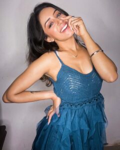 Sargun Kaur Luthra Instagram - Fly me to the moon
Let me play among the stars
Let me see what spring is like on Jupiter and Mars☘️☘️