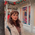 Sargun Kaur Luthra Instagram - Christmas vibes ⭐️ Disneyland Paris