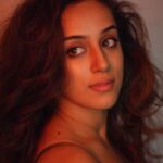 Sargun Kaur Luthra Instagram - Apna kissa nahi Ek poori kahani hai ☘️ Yahi Kahi