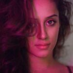 Sargun Kaur Luthra Instagram – Apne kirdaar par
Daal kar parda,
Har shakhs keh raha hai
Zamana kharaab hai.

.
.
.#shayari #captionchor #pinterest #portraitphotography #❤️ सपनो की नगरी मुम्बई में