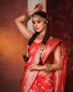Sargun Kaur Luthra Instagram - NAVRATRI:-
DAY 2 featuring @sargun_kaur.luthra as the Modern Indian Goddess where she represents the color RED♥️
.

Shoot Concept & Designed By:- @nehaadhvikmahajan @bridalsbynam 
.
💄MUA , Hair & Styling :- 
@nehaadhvikmahajan 
.
🥻Saree :- @kankatala_ 
.
💍Jewelery :- @pooja_diamond 
.
Makeup :- @maybelline 
.
Managed By :- @allboutcommunication 
.
🎥:- @abhay_r_kirti 

#sargunkaurluthra 
#makeup #ootd #nehaadhvikmahajan #makeupbyme💄 #nammakeovers #bride #to #be #bridal #look #bridalmakeupartist #destinationweddingmakeupartist #weddingmakeup #hair #hairstyling #nammakeovers #bollywood #television #makeupartist #mumbai #traveller #all #over #the #globe