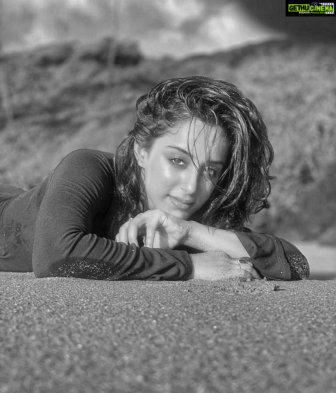 Sargun Kaur Luthra Instagram - Femme like you✨✨ Zameen Peh