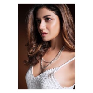 Sauraseni Maitra Instagram - “I’ve bleached every red flag White”😉🚩🤍 📸 @creativostudio #white #whitelove #portrait #closeup