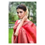 Sauraseni Maitra Instagram - ❤️❣️❤️ Thank you @sahelidasmukherjee @rangoliindia @stylebysumit @kunal_makeup_artist #pujoaschhe #durgapuja #pujocountdown #sareelove #ethnicwear #sareenotsorry