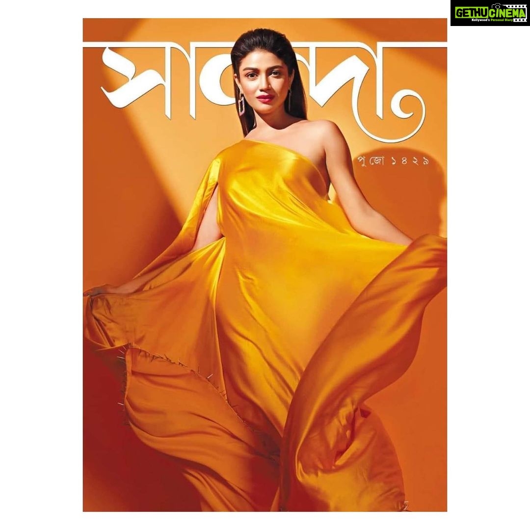 Sauraseni Maitra Instagram - সানন্দা পূজাবার্ষিকী ২০২২ 🌻 Grab your copy now!!!! Thank you @sanandamagazine @somnath_roy_photography #payelsinha @sarkar_roy_moumita @amitava.chandra.ac @sahababusona @ginni_love21 @basicsbymadhab #sananda #pujabarshiki #covergirl #editorial