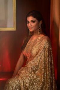 Sauraseni Maitra Instagram - ✨✨✨ #reels #reeloftheday #instareels #gold #sareelove #sareenotsorry #ethnicwear #retro