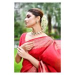 Sauraseni Maitra Instagram - ❤️❣️❤️ Thank you @sahelidasmukherjee @rangoliindia @stylebysumit @kunal_makeup_artist #pujoaschhe #durgapuja #pujocountdown #sareelove #ethnicwear #sareenotsorry