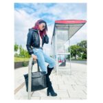 Sauraseni Maitra Instagram – ⛅️😎

Before you scream for courtesy, thank you @darshanabanik for being my personal photographer Heathrow Airport England