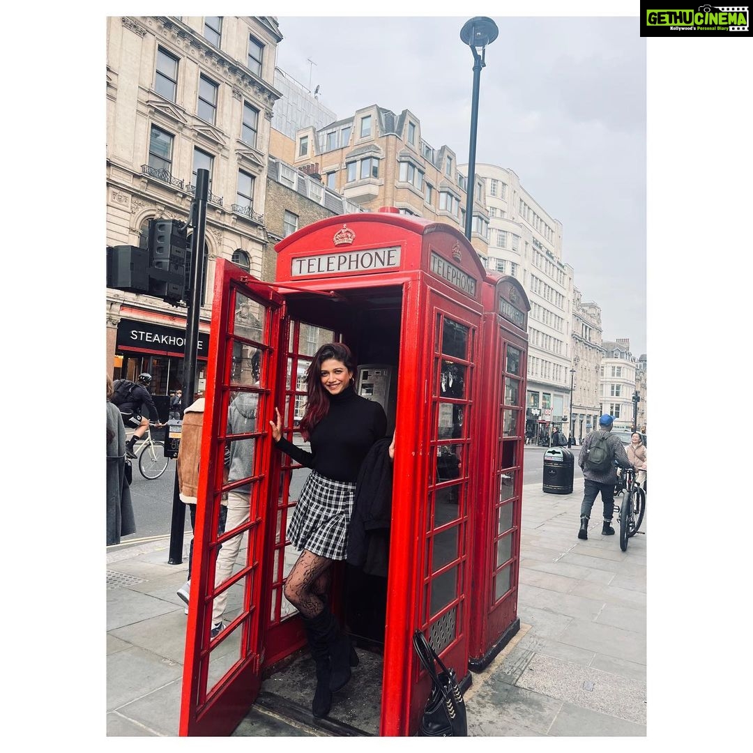 Sauraseni Maitra Instagram - “London, baby!” ❤️ Thank youuuuuu darlingsss @love_oindrila @darshanabanik for being such patient (read-super impatient)photographers 😘😘 #workandholiday #london #travelgram #traveller #mandatorypost #redbooth #vintage #photodump #day1 Picadilly