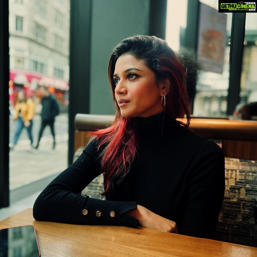 Sauraseni Maitra Instagram - “London, baby!” ❤️ Thank youuuuuu darlingsss @love_oindrila @darshanabanik for being such patient (read-super impatient)photographers 😘😘 #workandholiday #london #travelgram #traveller #mandatorypost #redbooth #vintage #photodump #day1 Picadilly