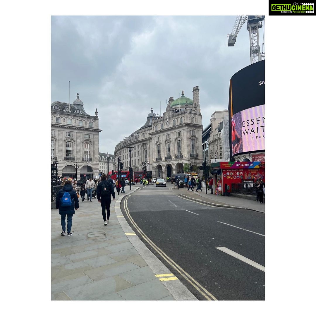 Sauraseni Maitra Instagram - “London, baby!” ❤️ Thank youuuuuu darlingsss @love_oindrila @darshanabanik for being such patient (read-super impatient)photographers 😘😘 #workandholiday #london #travelgram #traveller #mandatorypost #redbooth #vintage #photodump #day1 Picadilly