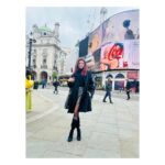 Sauraseni Maitra Instagram - “London, baby!” ❤️ Thank youuuuuu darlingsss @love_oindrila @darshanabanik for being such patient (read-super impatient)photographers 😘😘 #workandholiday #london #travelgram #traveller #mandatorypost #redbooth #vintage #photodump #day1 Picadilly