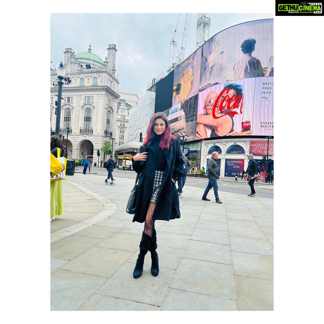 Sauraseni Maitra Instagram - “London, baby!” ❤️ Thank youuuuuu darlingsss @love_oindrila @darshanabanik for being such patient (read-super impatient)photographers 😘😘 #workandholiday #london #travelgram #traveller #mandatorypost #redbooth #vintage #photodump #day1 Picadilly
