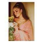 Sauraseni Maitra Instagram - Blooming like a wildflower 🌸 @gourabganguli @abhijitpl2 @project_and_stories ❤️ #retro #retroaesthetic #sareelove #sareenotsorry #vintagestyle #experiments #editorial