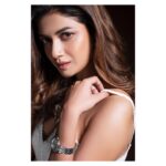 Sauraseni Maitra Instagram - “I’ve bleached every red flag White”😉🚩🤍 📸 @creativostudio #white #whitelove #portrait #closeup