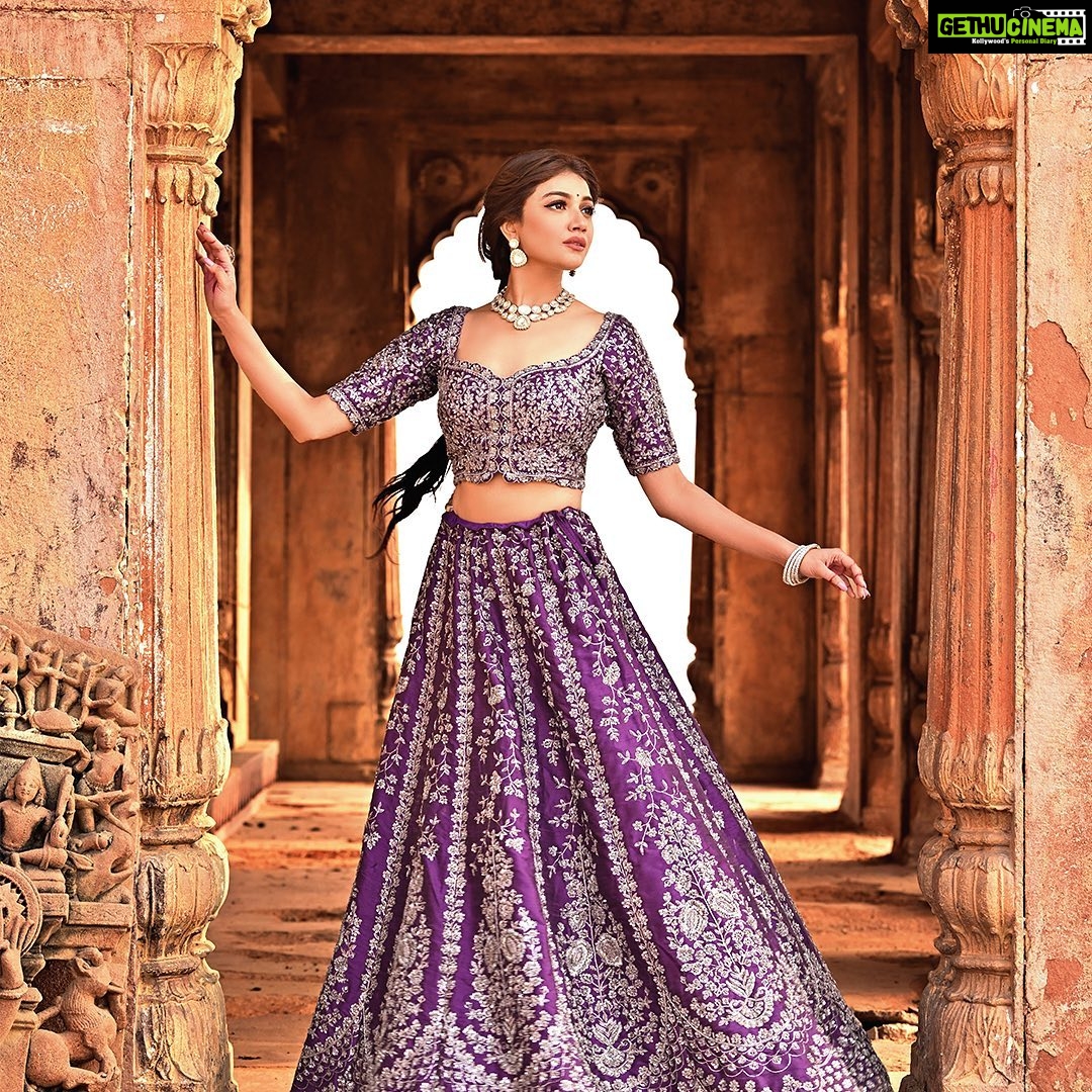 Sauraseni Maitra Instagram - For #Riwayat π @rangoliindia @ranjhindia Photographed by @somnath_roy_photography Styled by @sandip3432 Makeup by @makeup_by_kaushik Hair by @hairbymousami #riwayat #weddingedit #bridal #bridallehenga #weddingcouture #bridalcouture #benaras #rangoliindia #ranjhindia #newcollection