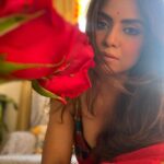 Sayantani Ghosh Instagram – 🌹 ये लाल इश्क, ये मलाल इश्क
ये ऐब इश्क, ये बैर इश्क..
.
.
#mood #instamood #instalike #instalikes #saturday #saturdayvibes #instagood #weekend #weekendvibes #selfie #instagram #instadaily #instaphoto #instalove #instaphoto #saree #sareelove #instapicture #instalovers #instalover #instapic #sareelovers #desigirl #love #diwali #celebration #sayantanighosh 🌹