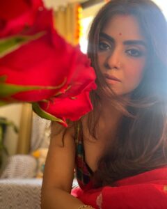 Sayantani Ghosh Instagram - 🌹 ये लाल इश्क, ये मलाल इश्क
ये ऐब इश्क, ये बैर इश्क..
.
.
#mood #instamood #instalike #instalikes #saturday #saturdayvibes #instagood #weekend #weekendvibes #selfie #instagram #instadaily #instaphoto #instalove #instaphoto #saree #sareelove #instapicture #instalovers #instalover #instapic #sareelovers #desigirl #love #diwali #celebration #sayantanighosh 🌹