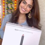 Sayantani Ghosh Instagram – 🌟Getting Ready For Diwali Celebrations with @dyson_india …
.
Totally loving the updated #dysonairwrap .
✅Longer Barrels
✅No need to change the barrels for curling of different sides 
✅Fly Away Attachment 
✅Styling with Less Heat 
#DysonAirwrap #DysonIndia #freegift