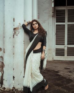 Sayantani Ghosh Instagram - 🖤 तेरे इश्क़ में हुई आवारी मैं ..
.
.
Drop a "🖤" if you like it ....
.
📸Shot by @areesz 

#photooftheday #picoftheday #postoftheday #instagood #instapic #instalove #instaphoto #saree #style #fashiongram #sareelove #sareefashion #sareelovers #sareelover #indianwear #desigirl #instagram #instalikes #instalike ##mood #goodmorning #love #sayantanighosh 🖤