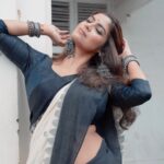 Sayantani Ghosh Instagram - बहता है मन कहीं.. कहाँ जानती नहीं .. कोई रोक ले यहीं .. . . #reels #réel #reelsinstagram #reelsvideo #reel #reelitfeelit #reelkarofeelkaro #reelsviral #reelsinsta #reelsindia #instareels #feelitreelit #reeloftheday #reelit #feelkaroreelkaro #mood #moodygrams #outdoors #outdoorphotography #rain #monsoon #sareelove #sareelover #sareegirl #sareelovers #desigirl #bollywoodsongs #love #goodnight #sayantanighosh