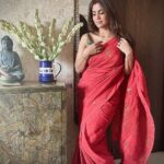 Sayantani Ghosh Instagram - Life is not perfect ..But my saree pleats can be🌹 . . #post #instapost #postoftheday #saree#sareelove #sareefashion #sareelovers #sareelover #instaphoto #instapic #picoftheday #instalove #instalike #instalikes #instagram #instagood #instafashion #desigirl #instalove #goodevening #instamood #mood #monday #mondaymotivation #love #sayantanighosh ❤️