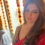 Sayantani Ghosh Instagram – 🌹 ये लाल इश्क, ये मलाल इश्क
ये ऐब इश्क, ये बैर इश्क..
.
.
#mood #instamood #instalike #instalikes #saturday #saturdayvibes #instagood #weekend #weekendvibes #selfie #instagram #instadaily #instaphoto #instalove #instaphoto #saree #sareelove #instapicture #instalovers #instalover #instapic #sareelovers #desigirl #love #diwali #celebration #sayantanighosh 🌹