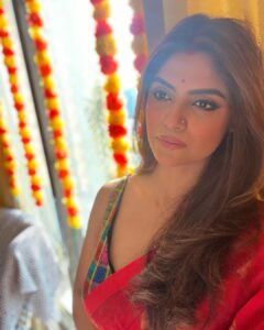 Sayantani Ghosh Instagram - 🌹 ये लाल इश्क, ये मलाल इश्क
ये ऐब इश्क, ये बैर इश्क..
.
.
#mood #instamood #instalike #instalikes #saturday #saturdayvibes #instagood #weekend #weekendvibes #selfie #instagram #instadaily #instaphoto #instalove #instaphoto #saree #sareelove #instapicture #instalovers #instalover #instapic #sareelovers #desigirl #love #diwali #celebration #sayantanighosh 🌹