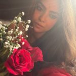 Sayantani Ghosh Instagram – 🌹 ये लाल इश्क, ये मलाल इश्क
ये ऐब इश्क, ये बैर इश्क..
.
.
#mood #instamood #instalike #instalikes #saturday #saturdayvibes #instagood #weekend #weekendvibes #selfie #instagram #instadaily #instaphoto #instalove #instaphoto #saree #sareelove #instapicture #instalovers #instalover #instapic #sareelovers #desigirl #love #diwali #celebration #sayantanighosh 🌹