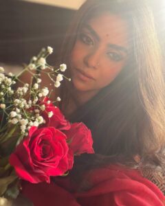 Sayantani Ghosh Instagram - 🌹 ये लाल इश्क, ये मलाल इश्क
ये ऐब इश्क, ये बैर इश्क..
.
.
#mood #instamood #instalike #instalikes #saturday #saturdayvibes #instagood #weekend #weekendvibes #selfie #instagram #instadaily #instaphoto #instalove #instaphoto #saree #sareelove #instapicture #instalovers #instalover #instapic #sareelovers #desigirl #love #diwali #celebration #sayantanighosh 🌹