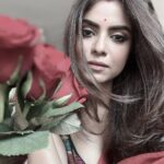 Sayantani Ghosh Instagram - 🌹 ये लाल इश्क, ये मलाल इश्क ये ऐब इश्क, ये बैर इश्क.. . . #mood #instamood #instalike #instalikes #saturday #saturdayvibes #instagood #weekend #weekendvibes #selfie #instagram #instadaily #instaphoto #instalove #instaphoto #saree #sareelove #instapicture #instalovers #instalover #instapic #sareelovers #desigirl #love #diwali #celebration #sayantanighosh 🌹