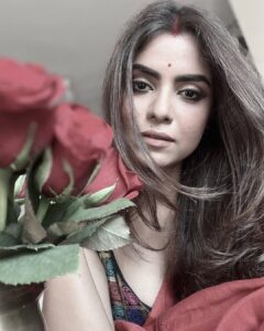 Sayantani Ghosh Instagram - 🌹 ये लाल इश्क, ये मलाल इश्क
ये ऐब इश्क, ये बैर इश्क..
.
.
#mood #instamood #instalike #instalikes #saturday #saturdayvibes #instagood #weekend #weekendvibes #selfie #instagram #instadaily #instaphoto #instalove #instaphoto #saree #sareelove #instapicture #instalovers #instalover #instapic #sareelovers #desigirl #love #diwali #celebration #sayantanighosh 🌹
