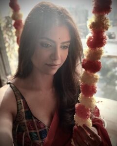 Sayantani Ghosh Instagram - 🌹 ये लाल इश्क, ये मलाल इश्क
ये ऐब इश्क, ये बैर इश्क..
.
.
#mood #instamood #instalike #instalikes #saturday #saturdayvibes #instagood #weekend #weekendvibes #selfie #instagram #instadaily #instaphoto #instalove #instaphoto #saree #sareelove #instapicture #instalovers #instalover #instapic #sareelovers #desigirl #love #diwali #celebration #sayantanighosh 🌹