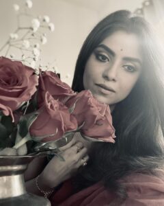 Sayantani Ghosh Instagram - 🌹 ये लाल इश्क, ये मलाल इश्क
ये ऐब इश्क, ये बैर इश्क..
.
.
#mood #instamood #instalike #instalikes #saturday #saturdayvibes #instagood #weekend #weekendvibes #selfie #instagram #instadaily #instaphoto #instalove #instaphoto #saree #sareelove #instapicture #instalovers #instalover #instapic #sareelovers #desigirl #love #diwali #celebration #sayantanighosh 🌹